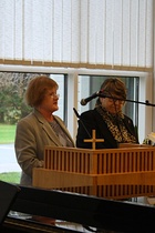 Leena Saarinen ja Airi Kattelus esittivät runoja juhlaväen laulaessa Synnyinmaan laulun säkeitä runojen välissä